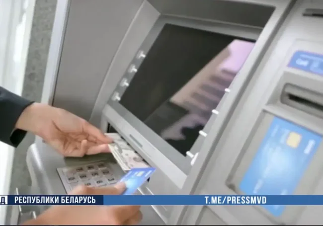 Минчанин передал аферистам более 110 тысяч долларов. Курьеров задержали
