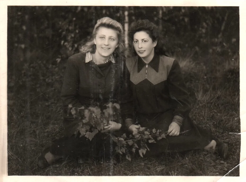 1950 г., Бобруйск. Подруги по гродзянской школе и минскому техникуму Мария и Римма.