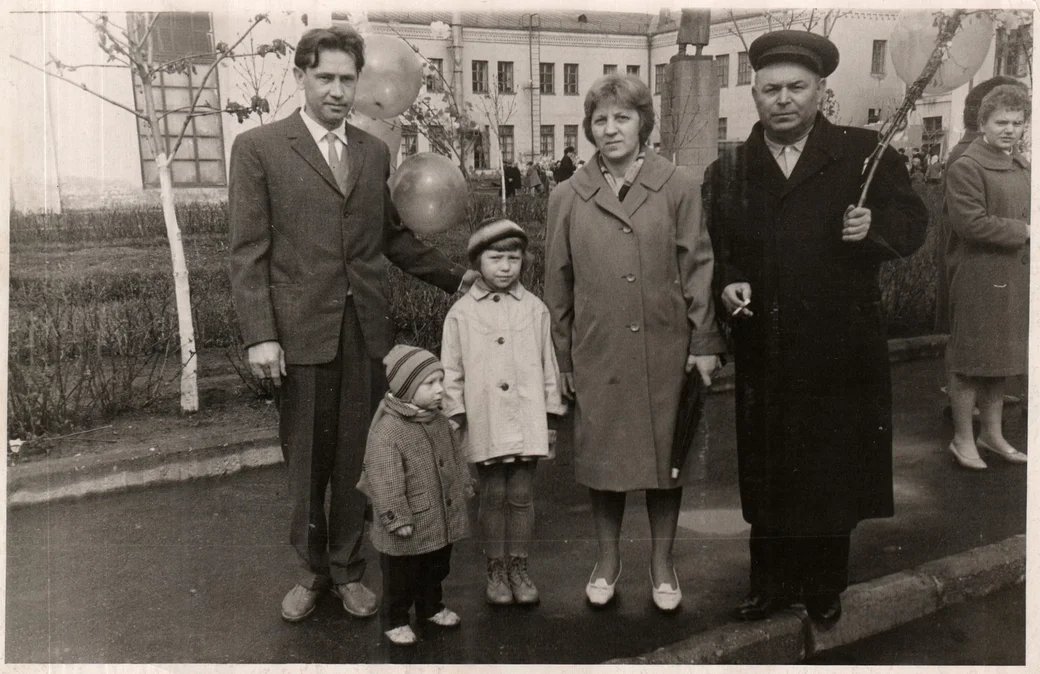 Мария Горовцова с мужем Игорем (слева), детьми и коллегами по фабрике на празднике. Во дворе