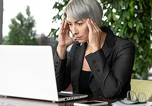 Роман с «военным врачом из Австралии» обошелся могилевчанке в 10 тысяч рублей