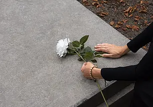 Минприроды призывает при благоустройстве мест погребения выбирать живые цветы