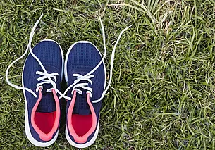 Светящиеся шнурки начали выпускать на могилевской «Ленте»: молодежь оценила