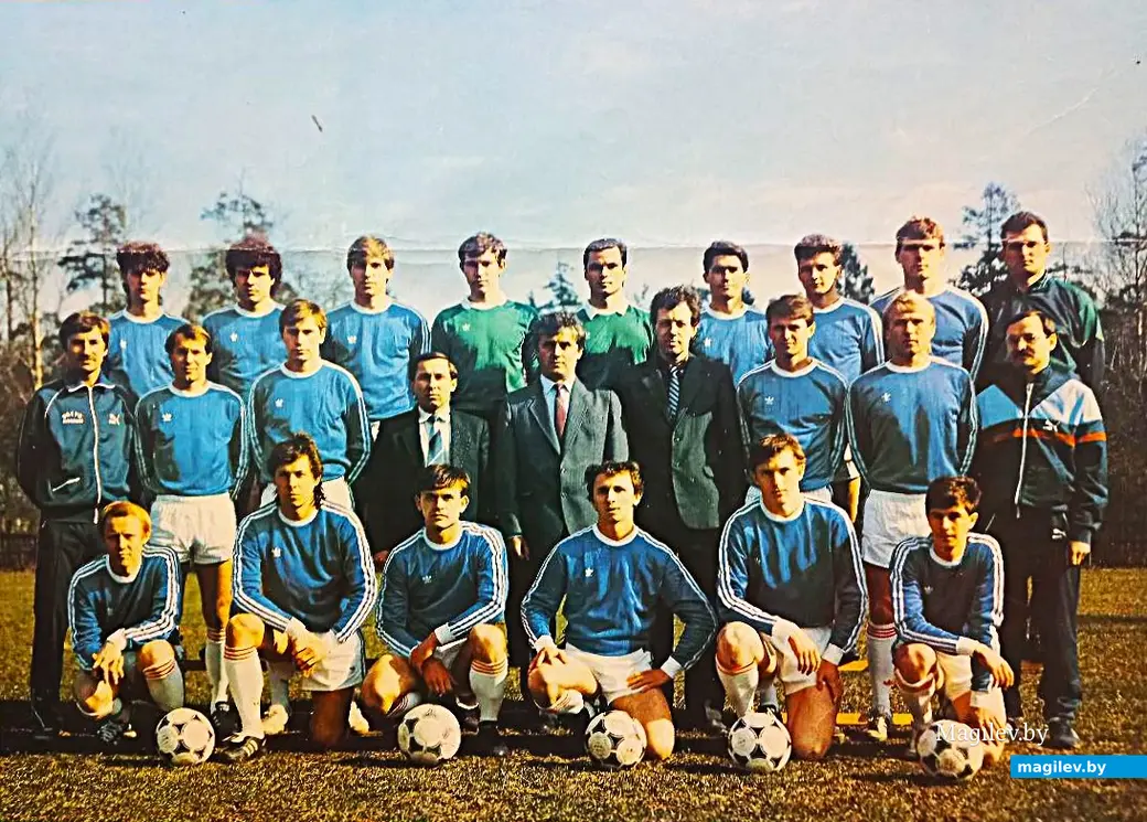 1990-й год, Могилев, команда могилевского «Днепра». Крайний слева во втором ряду – тренер Владимир Костюков.