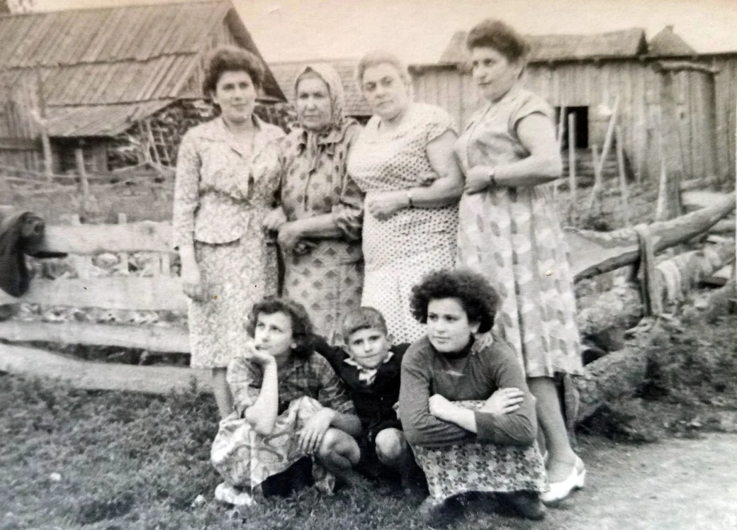 1950-е. Либа Неваховна с дочками и внуками.