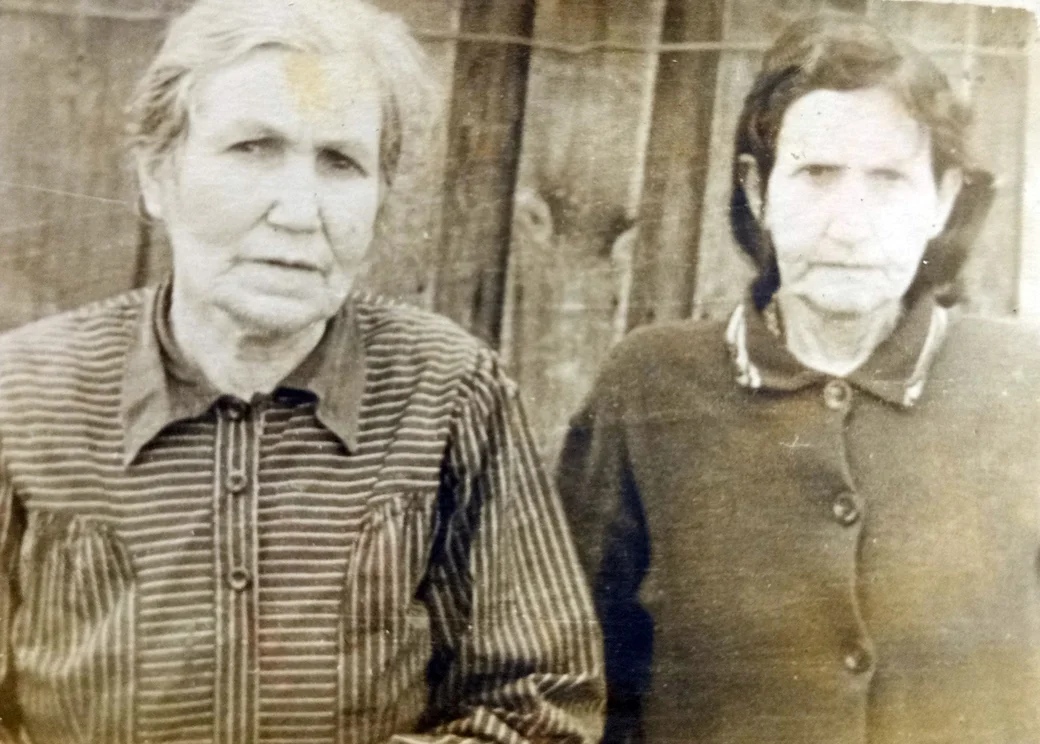 1960-е. Глуск. Баба Либа (слева) с подругой.