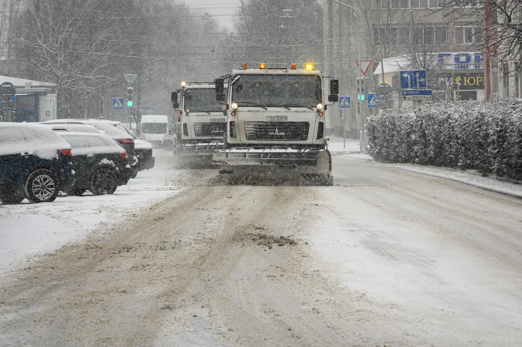Снег продолжит идти во многих районах, местами превращая дороги в каток. Фото: Александр