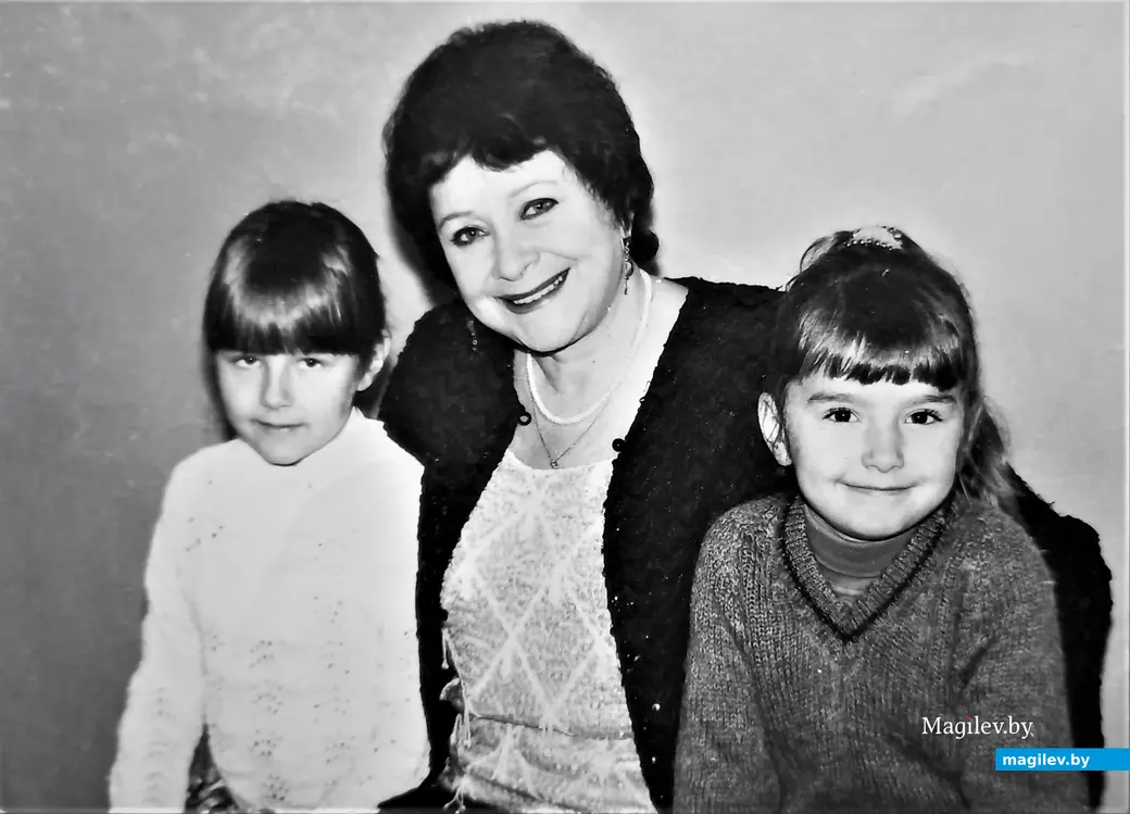 1995 г., Могилев. Тамара Миансарова с юными могилевчанками.