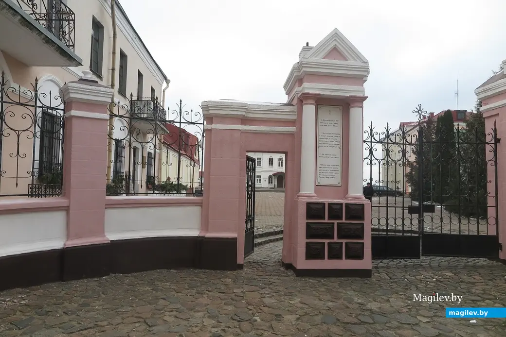 Февраль 2025 г. Могилев, ул.Ленинская. Узнаете эти ворота? Сейчас за ними расположилась компания «Могилевоблтурист».