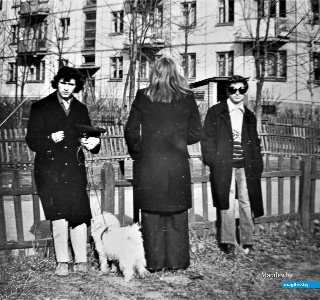 1970-е годы, Могилев, микрорайон Мир-2. Филиппу (слева) и Валику Сектанту всегда нравились и «Черные коты» и белые пудели.