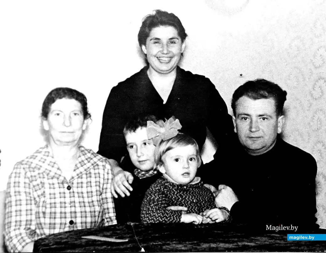 1965 г., мой папа в то время уже прекрасно владел мастерством коллективного семейного селфи.