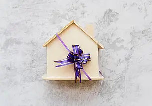 Какие документы нужно собрать, чтобы подарить квартиру внучке: разъясняет нотариус