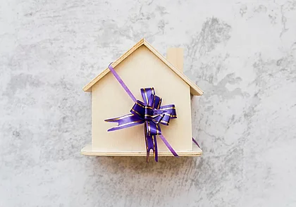 Какие документы нужно собрать, чтобы подарить квартиру внучке: разъясняет нотариус