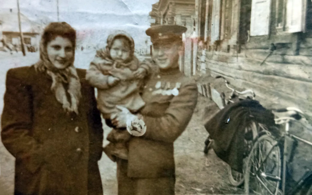 1948-1949 год. Глуск. Семья Фуксон: Дина, Юрий и их дочка Полина.