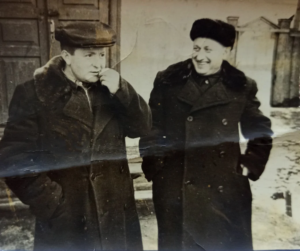 1956 год. Борис Гельфер (справа) и Юрий Фуксон возле старого Дома культуры в Глуске.