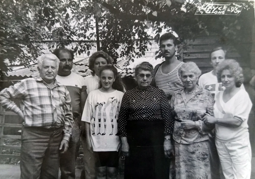 1993 год. Глуск. Юрий Фуксон (крайний слева), его жена Дина (в центре) с детьми и внуками.