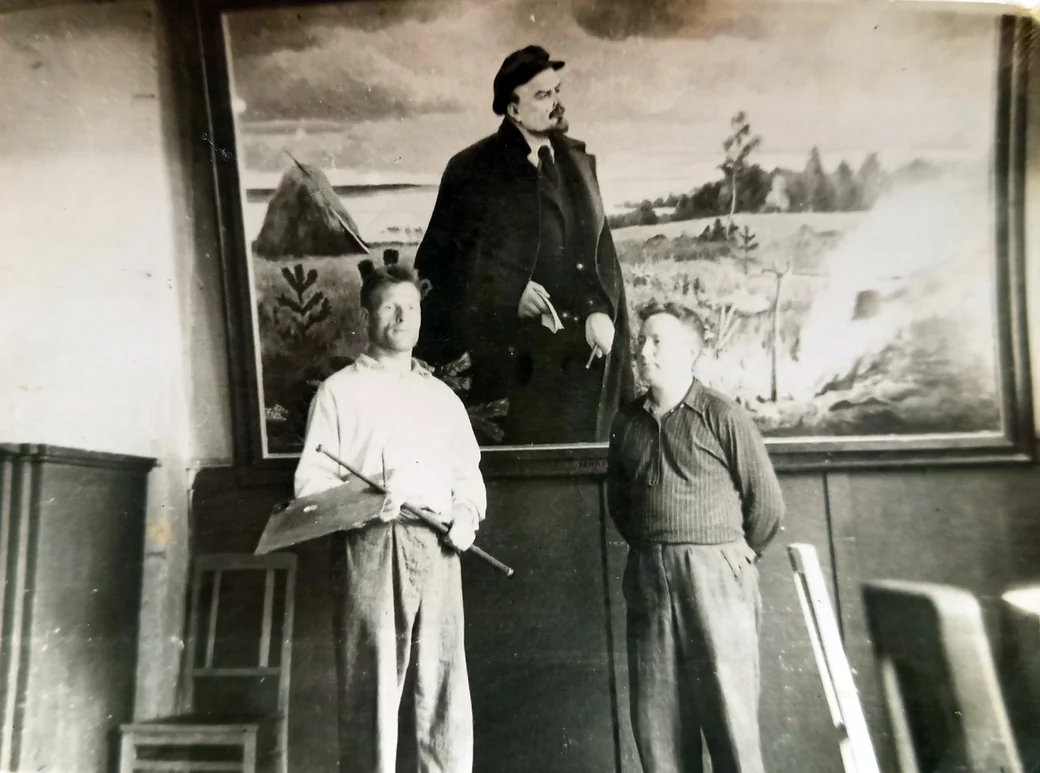Конец 1950-х. Иван Булгаков и Юрий Фуксон (справа) в Доме культуры Глуска.