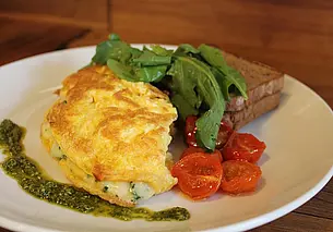 Почему нельзя есть омлет с сосисками и хлебом: худший вариант завтрака