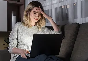 «Расстались с любимым человеком, но постоянно смотрю его соцсети»