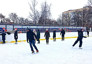 Каток на могилевском стадионе «Спартак»: звенят коньки и слышен смех