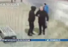 Пьяный могилевчанин приставал на улице к прохожим, с одним завязал драку – видеокамера все зафиксировала. Видео