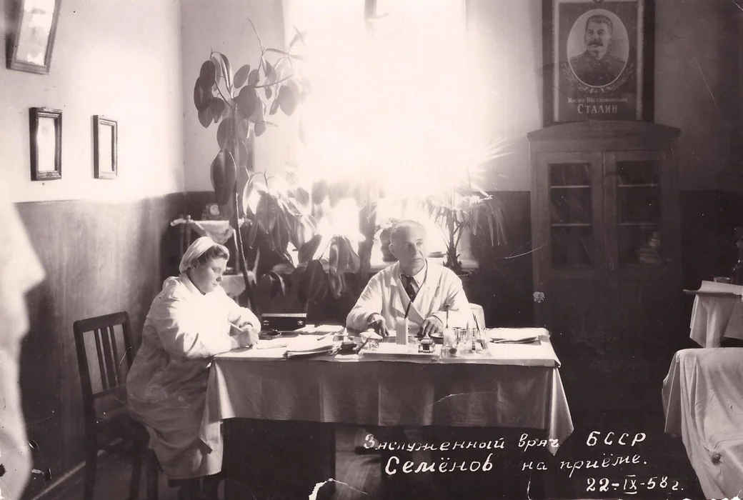 1958 год. Глуск. Заслуженный врач БССР Александр Семенов на приеме.