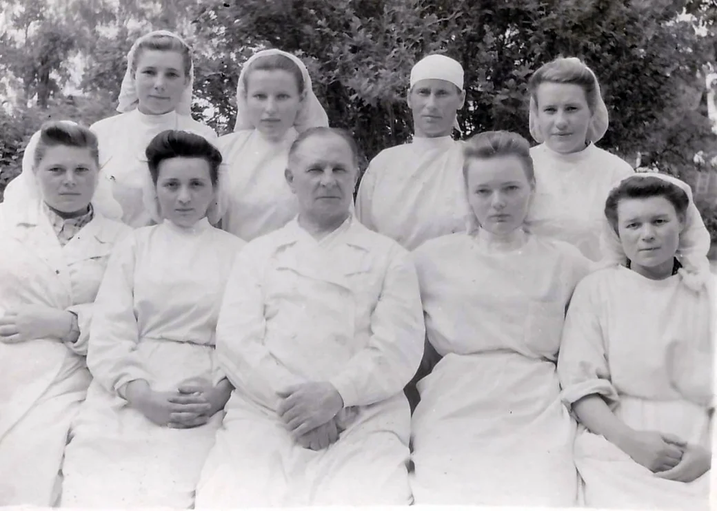 1950-е. Глуск. Александр Семенов (в центре) с персоналом больницы.