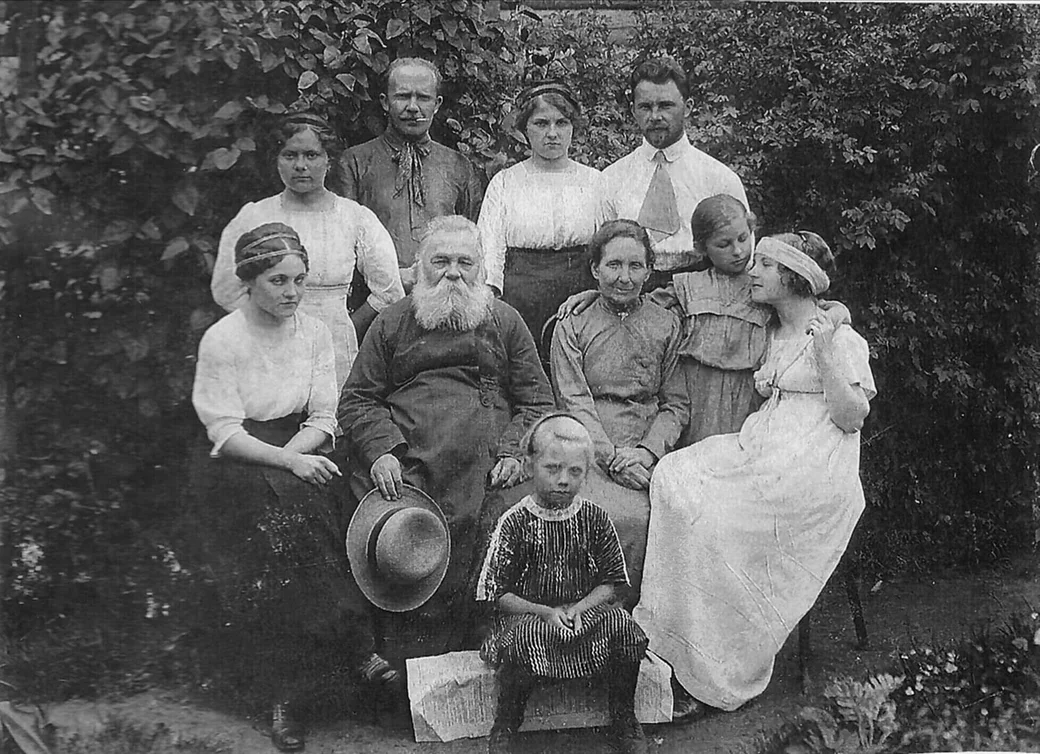 Начало ХХ века. Священник Стэфан Семенов с семьей в Глуске. Сын Александр стоит во втором ряду