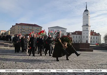 В Могилеве возложили цветы к Вечному огню в канун Дня защитников Отечества. Фотофакт