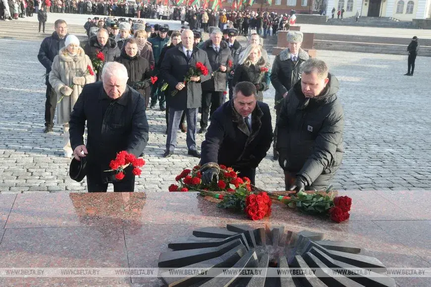 22 февраля 2025 года. В Могилеве возложили цветы к Вечному огню в канун Дня защитников Отечества.