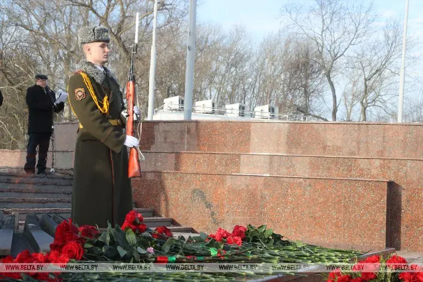 22 февраля 2025 года. В Могилеве возложили цветы к Вечному огню в канун Дня защитников Отечества.