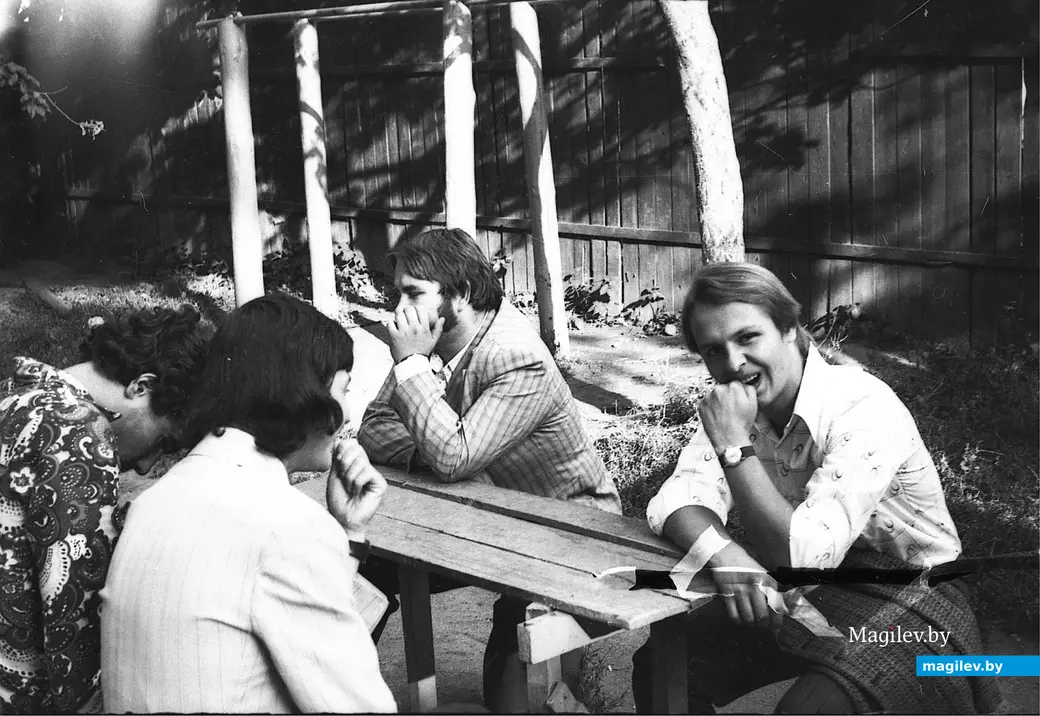 1970-е годы, Могилев, двор по улице Крыленко. «В шашки, в шахматы, в картишки? А, может?..».