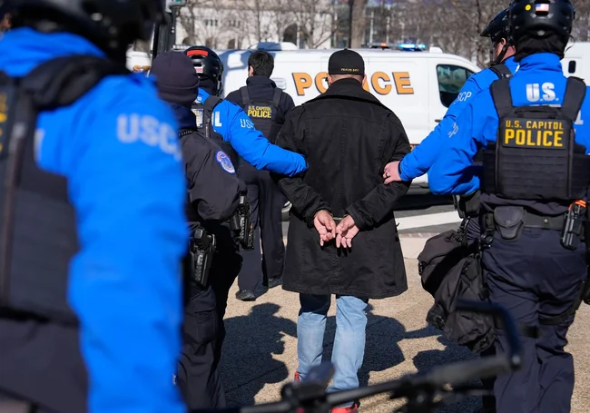 Помилованный Трампом лидер экстремистской группировки снова арестован в США