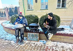 Музыкант с «летающей» тарелкой на Ленинской в Могилеве: «Ребята, давайте жить дружно!»