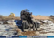 Под Могилевом водитель грузовика совершил наезд на стоящий погрузчик – съехал в кювет и опрокинулся
