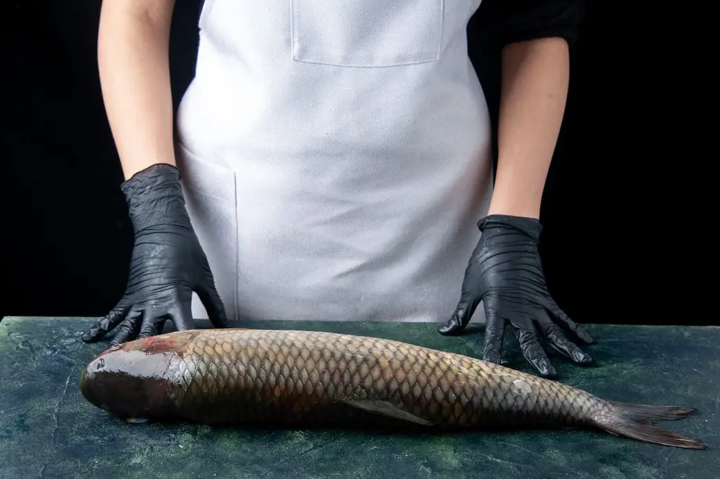 Справиться с чешуей помогает 9%-ный уксус. Фото: ru.freepik.com