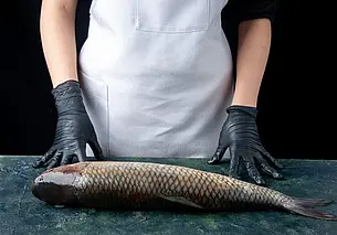 Любую рыбу можно почистить руками: чешуя станет отходить сама, без ножа и кипятка