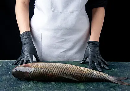 Любую рыбу можно почистить руками: чешуя станет отходить сама, без ножа и кипятка