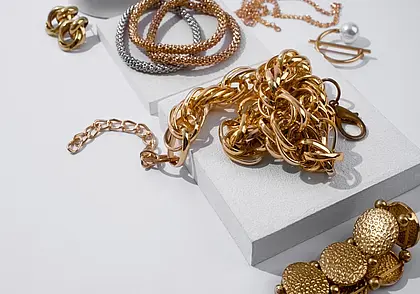 За золото и драгметаллы в скупках заплатят дороже: Минфин скорректировал цены