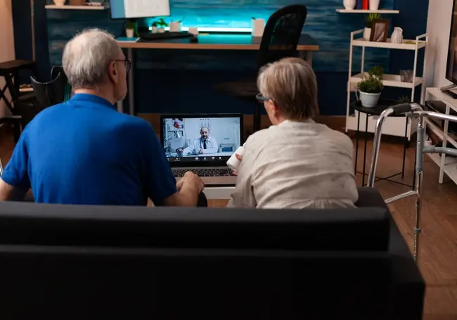 Бабушка не успела сделать завещание, отец умер… Кому достанется квартира? Знает нотариус