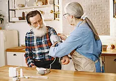 Работать и получать пособие по уходу за престарелым родственником – так можно? Ответили в Минтруда Беларуси