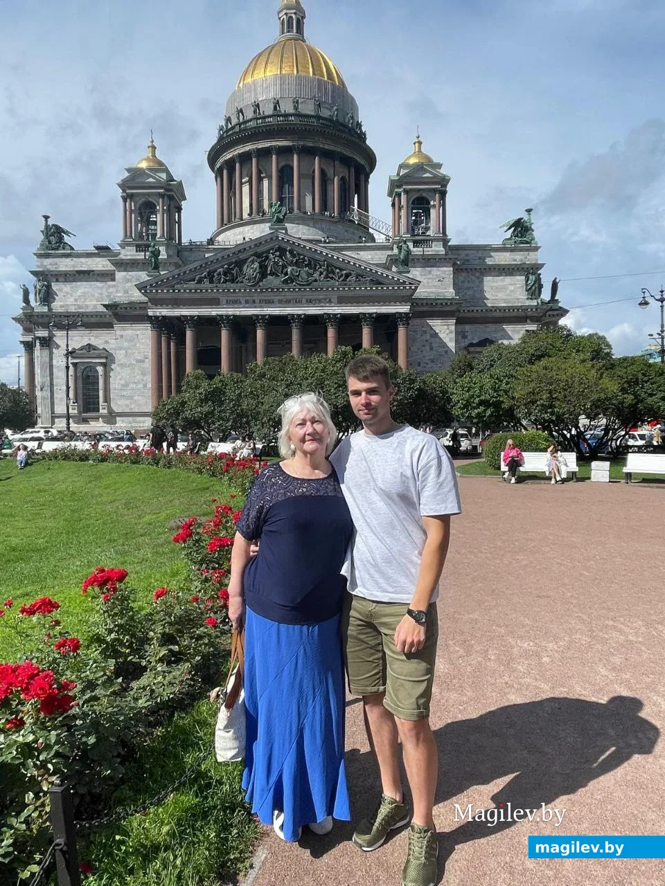 2024 год. Наталья Ларина со старшим внуком Павлом на Исаакиевской площади в Санкт-Петербурге.