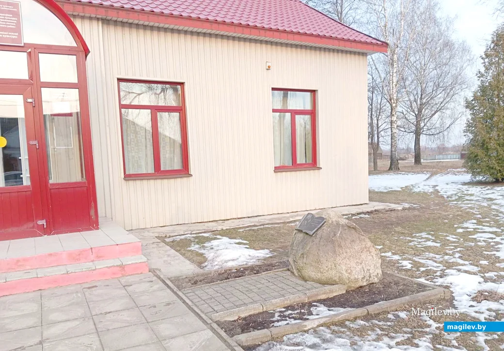 Февраль 2025 года. Глусский район, аг. Калатичи. Памятный знак, в честь Альгерда Абуховича.