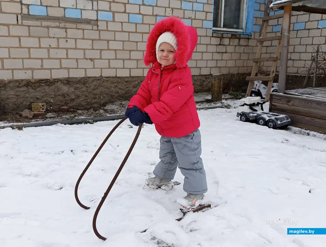 2025 год. Глусский район, деревня Балашевичи. Зимний самокат – любимое развлечение детей и в 1960-е, и в 1980-е. А теперь его осваивает внучка Нины Васильевны Скрупской,