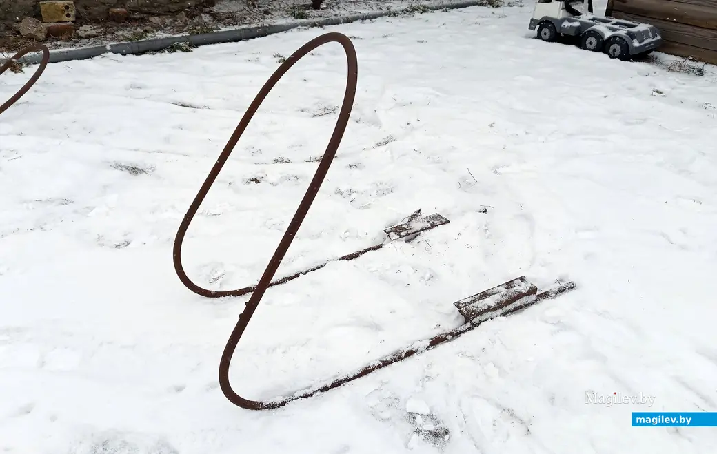 2025 год. Глусский район, деревня Балашевичи. Зимний самокат – любимое развлечение детей и в 1960-е, и в 1980-е.