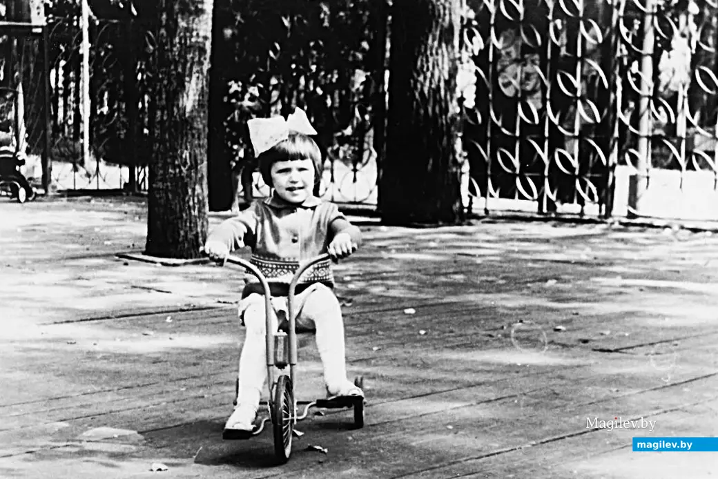 1980 год. Могилев, на танцевальной площадке в парке имени Горького. Сложно не заметить здесь деревьев.