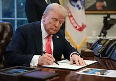 Трамп подписал указ о признании английского официальным языком США