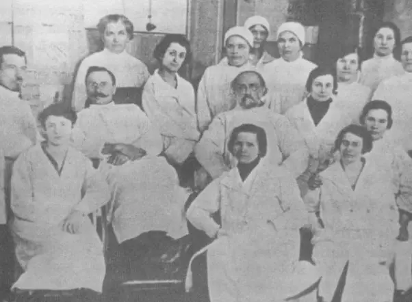 1920-е. Могилев. Доктор Лурье (в центре) с врачами терапевтического отделения горбольницы.