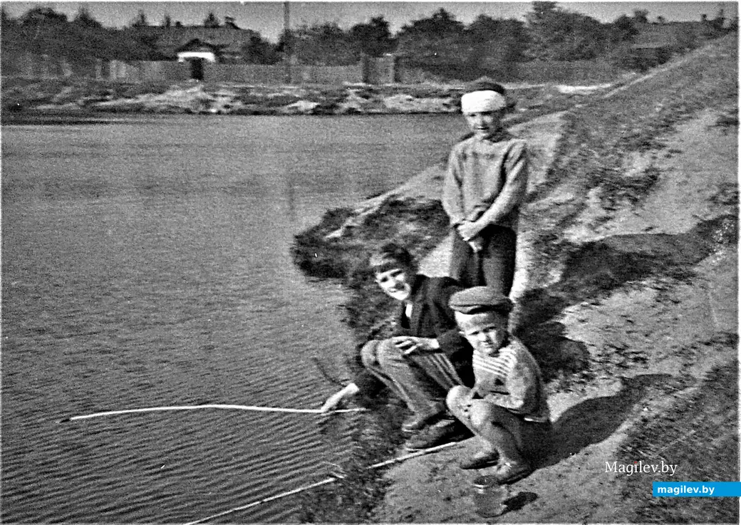 1966 год, Бобруйск, озеро Шаманка. С перебинтованной головой – ваш покорный слуга.