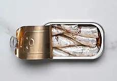 Спасают сердце и кости: названы самые полезные консервы для тех, кому за 60