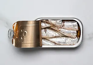 Спасают сердце и кости: названы самые полезные консервы для тех, кому за 60